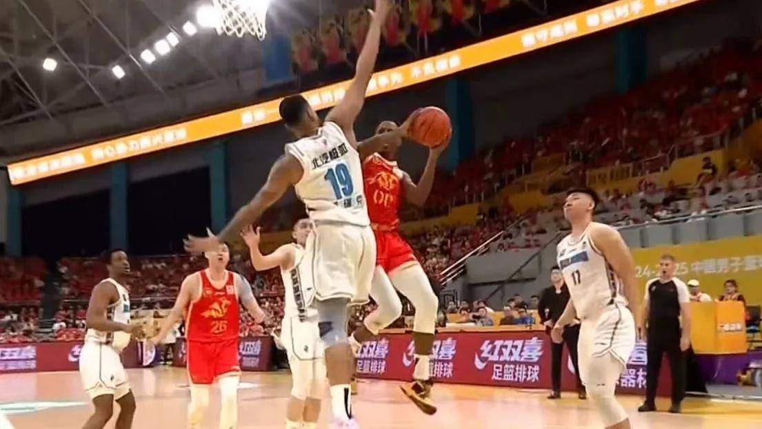 北京男篮士气高涨，成功击败福建队